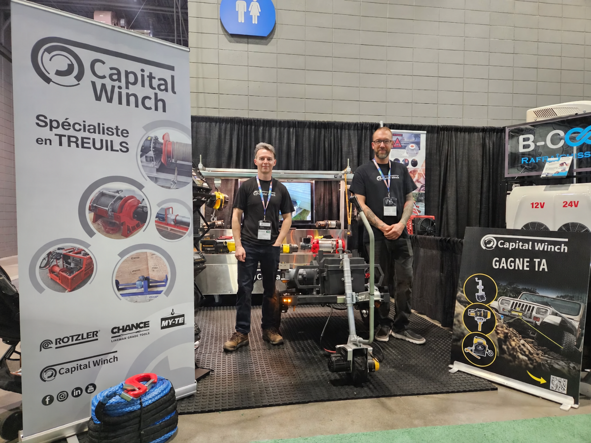 Équipe Capital Winch présentant ses équipements à un salon professionnel